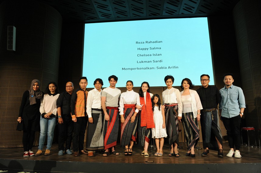 Narasumber konferensi pers dan tim pendukung pertunjukan Bunga Penutup Abad berfoto bersama di Galeri Indonesia Kaya