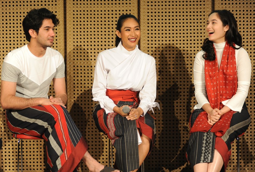 Reza Rahadian, Happy Salma, dan Chelsea Islan dalam konferensi pers pertunjukan Bunga Penutup Abad di Galeri Indonesia Kaya