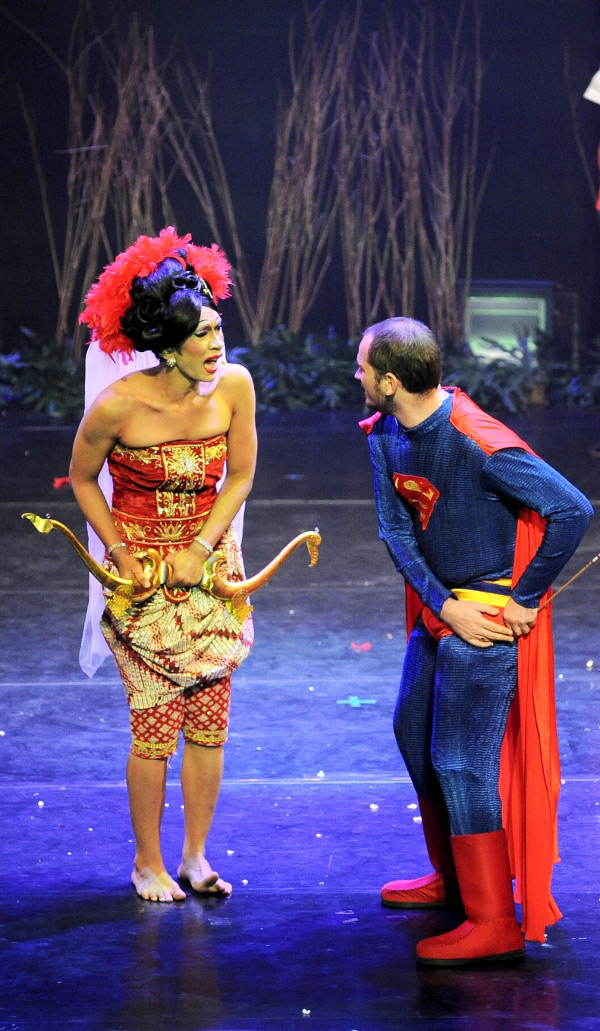 Tokoh Superman dihadirkan di panggung Arjuna Galau