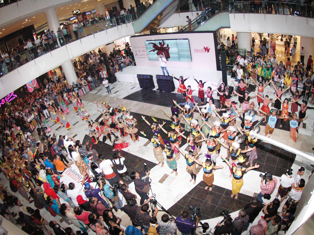 kemeriahan-1500-peserta-dalam-indonesia-menari-2015.jpg