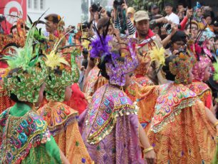 Lebih dari 1.000 penari berpartisipasi dalam Festival 50 Tahun Tari Merak