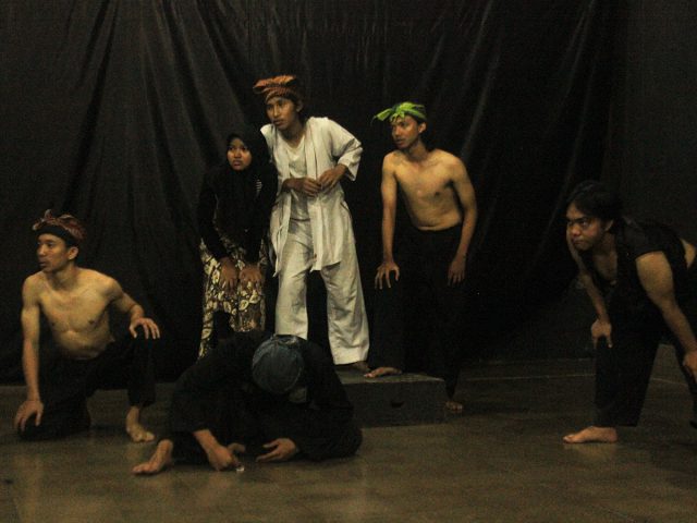Pertunjukan Teater Terjal berjudul “Bondho Buntang”