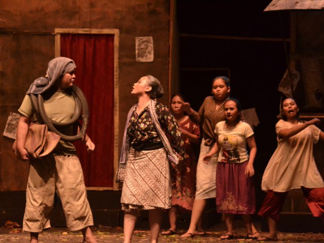Teater Bajoebarat Pentaskan “TUK” Karya Bambang Widoyo SP.