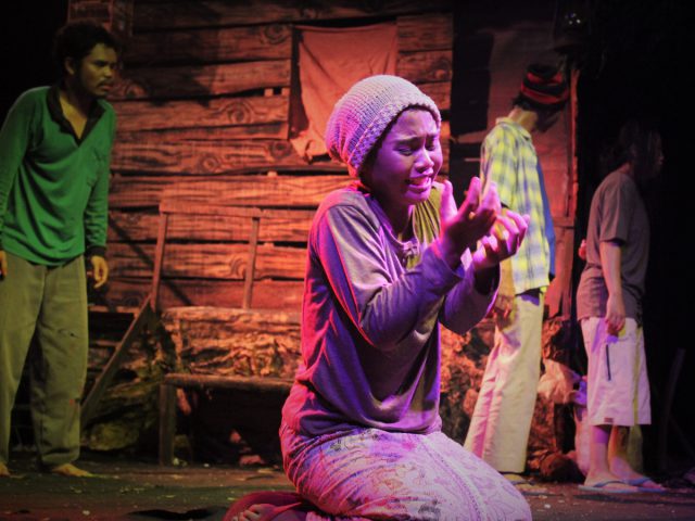 Teater Dewa Ruji mempersembahkan pertunjukan berjudul Orang Asing