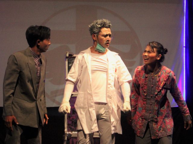 Teater Tigakoma Menampilkan Rumah Sakit Jiwa
