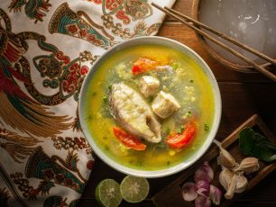 Papeda dan Ikan Kuah Kuning: Kuliner Kaki Lima Lezat dari Papua